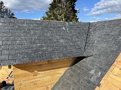 Lucarne avec noue en ardoise
